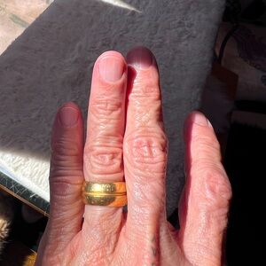 Mannin 18k gold band